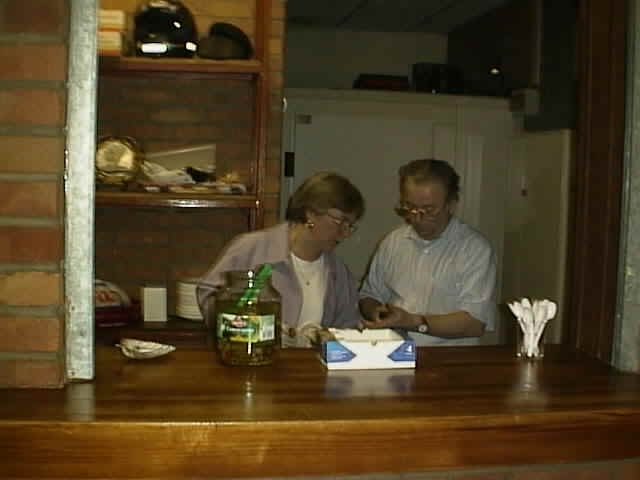 Le prsident et Martine jouent au snake sur leur portable en attendant que le tour soit termin.