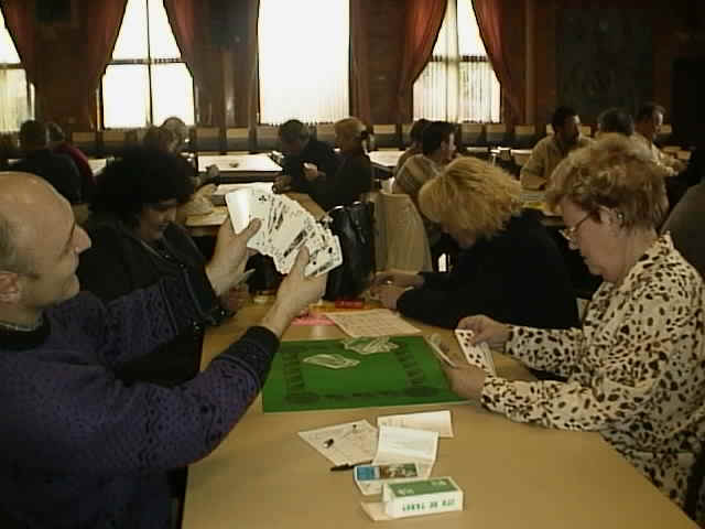 Paulette range ses cartes soigneusement (en bas  droite)